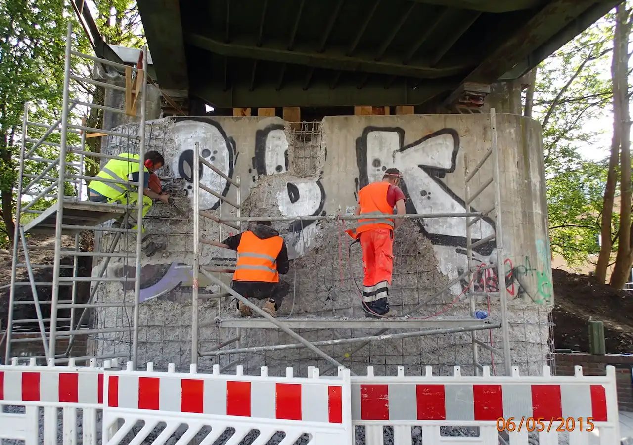 Untergrundvorbereitung an einem Brückenwiderlager hinter der Verkehrssicherung
